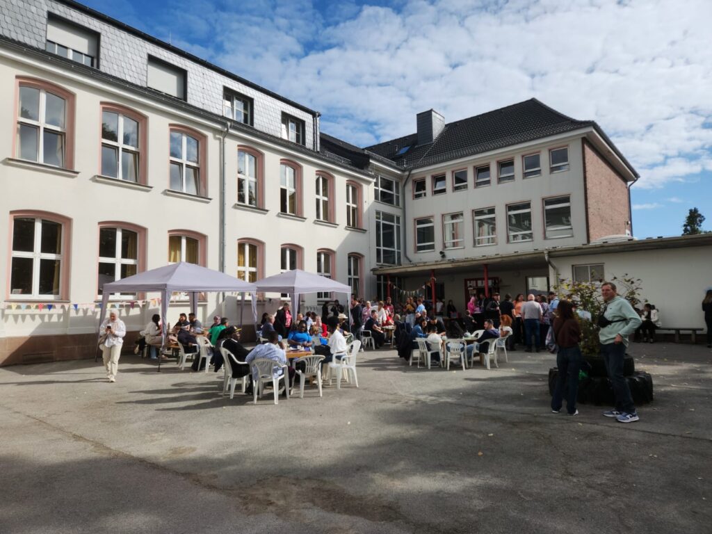 (In der Cafeteria konnten die Gäste leckeren Kuchen und heißen Kaffee genießen)